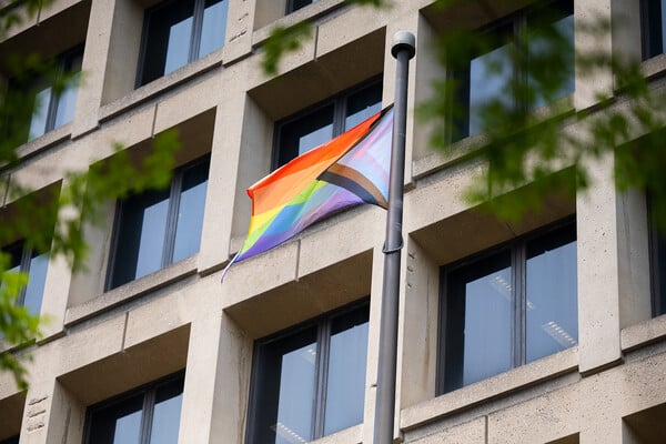 FBI: Απολύθηκε βετεράνος υπάλληλος γιατί είχε σημαία Pride στο γραφείο του - Προσφεύγει στη δικαιοσύνη