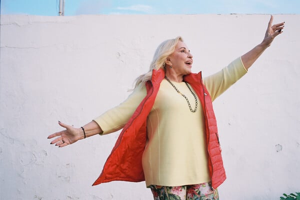 Μπέσσυ Αργυράκη, τραγουδίστρια