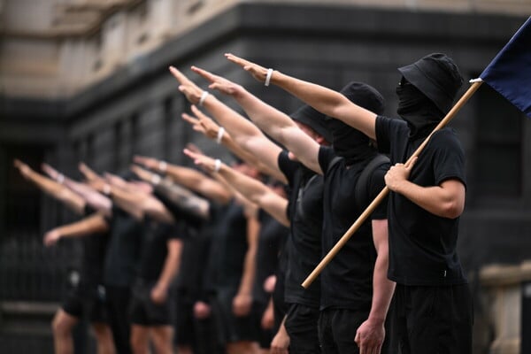 ΓΙΑ ΣΚ - Τι σημαίνει η νέα πολιτική της Ακτοφυλακής των ΗΠΑ για τη σβάστικα και τις θηλιές της Κου Κουξ Κλαν
