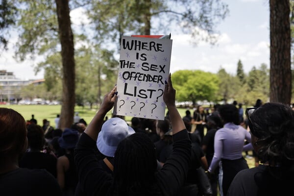 ΓΙΑ ΣΚ - Νότια Αφρική: Γυναίκες «βάφουν» τη χώρα μωβ και απαιτούν να κηρυχθεί ως εθνική κρίση η έμφυλη βία