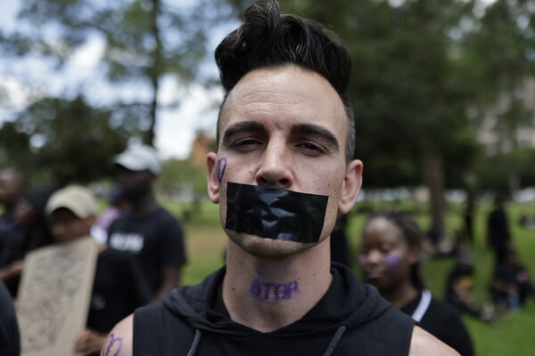 ΓΙΑ ΣΚ - Νότια Αφρική: Γυναίκες «βάφουν» τη χώρα μωβ και απαιτούν να κηρυχθεί ως εθνική κρίση η έμφυλη βία