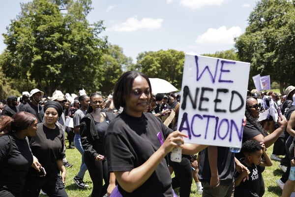 ΓΙΑ ΣΚ - Νότια Αφρική: Γυναίκες «βάφουν» τη χώρα μωβ και απαιτούν να κηρυχθεί ως εθνική κρίση η έμφυλη βία