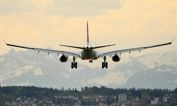 Ολλανδία: Διακόπηκε η κυκλοφορία στο αεροδρόμιο του Αϊντχόβεν μετά από εμφάνιση πλήθους drones