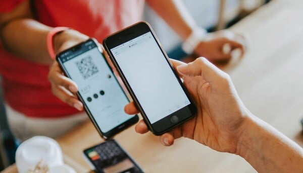 IRIS παντού από 1η Δεκεμβρίου: Τι αλλάζει σε πληρωμές και αποδείξεις