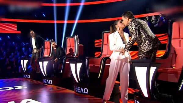 The Voice: Το φιλί της Έλενας Παπαρίζου με τον Μαζωνάκη και η ατάκα του Μάστορα