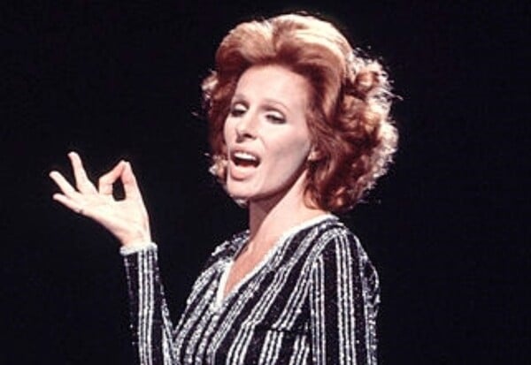 ΠΕΘΑΝΕ ΤΡΑΓΟΥΔΙΣΤΡΙΑ ΟΡΝΕΛΑ ΒΑΝΟΝΙ