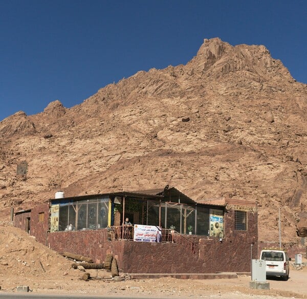  Τα βουνά στην έρημο του Σινά, στις 6 το πρωί.