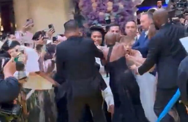 Αριάνα Γκράντε: Απελάθηκε από τη Σιγκαπούρη ο άνδρας που όρμησε πάνω της