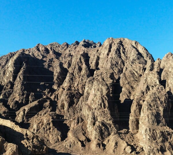  Τα βουνά στην έρημο του Σινά, στις 6 το πρωί. Από τον Στάθη Τσαγκαρουσιάνο