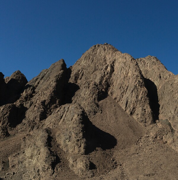  Τα βουνά στην έρημο του Σινά, στις 6 το πρωί. Από τον Στάθη Τσαγκαρουσιάνο