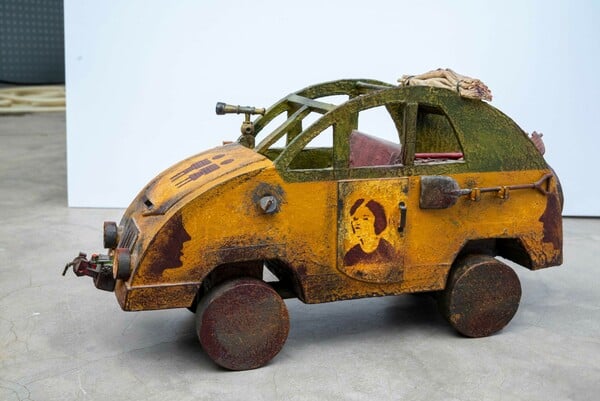 Η αχαλίνωτη φαντασία και η σκοτεινή τρυφερότητα του Λάζαρου Ζήκου