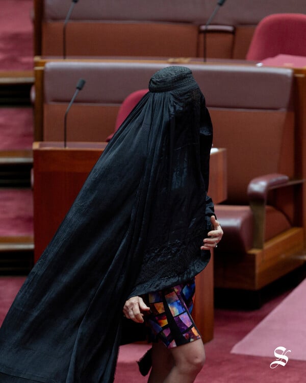 Αυστραλία: Ακροδεξιά γερουσιαστής εμφανίστηκε με μπούρκα ζητώντας την απαγόρευσή της