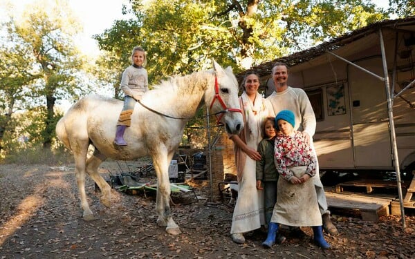 Γιατί μια οικογένεια που ζει στο δάσος έχει διχάσει την Ιταλία;
