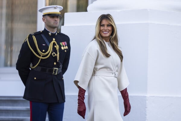 Η Μελάνια Τραμπ υποδέχθηκε το επίσημο χριστουγεννιάτικο δέντρο του Λευκού Οίκου