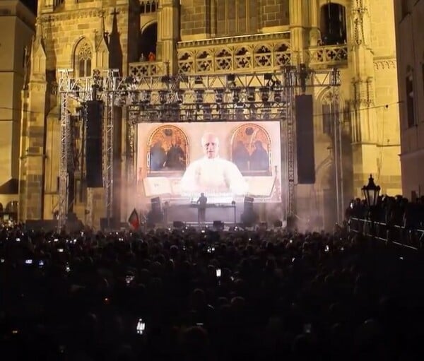 Ο Πάπας Λέων εμφανίστηκε σε rave party και ευλόγησε το κοινό 