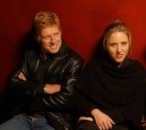 Η Έιμι Ρέντφορντ καταδικάζει ψεύτικα AI αφιερώματα στον πατέρα της: «Δεν μας αντιπροσωπεύουν»