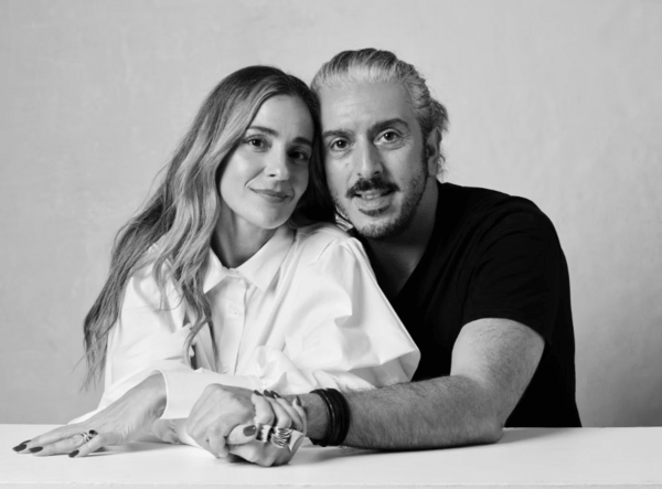 Μάνος Χατζιδάκις: Ο γιος του προσφεύγει στη Δικαιοσύνη για την παγκόσμια περιοδεία – Τι απαντά η εταιρεία παραγωγής