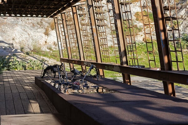 Ένα γλυπτό στην πόλη ζωντανεύει το «άγνωστο» λατομείο του Φιλοπάππου