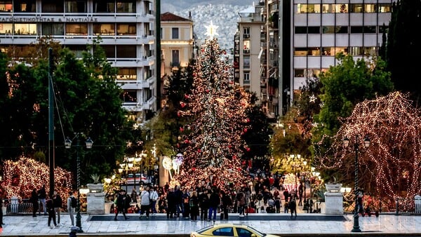 Χριστούγεννα στην Αθήνα: Πότε φωταγωγείται το δέντρο - Το πρόγραμμα της εκδήλωσης στο Σύνταγμα