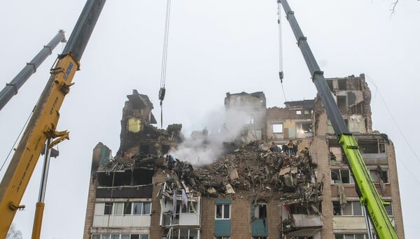 Νύχτα μαζικών αεροπορικών βομβαρδισμών σε Ουκρανία και Ρωσία με νεκρούς