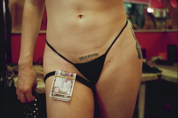 Μέσα στα αποδυτήρια των παρισινών strip clubs