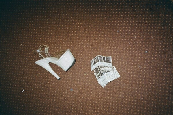 Μέσα στα αποδυτήρια των παρισινών strip clubs