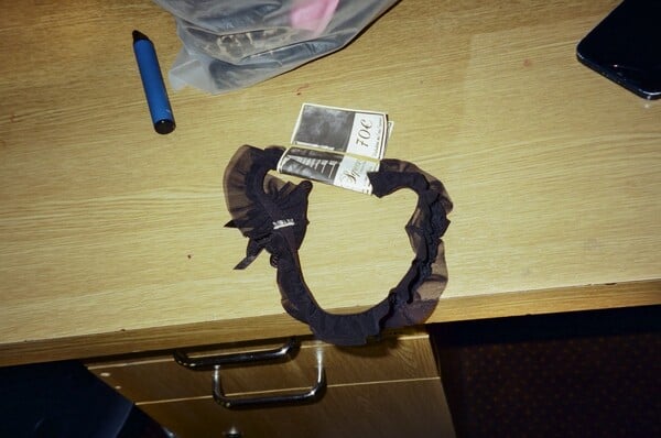 Μέσα στα αποδυτήρια των παρισινών strip clubs