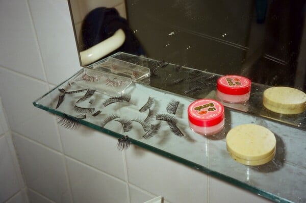 Μέσα στα αποδυτήρια των παρισινών strip clubs