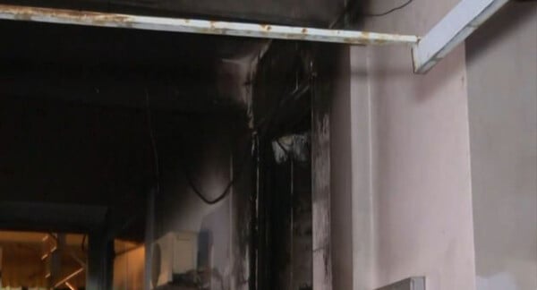 Θεσσαλονίκη: Εμπρηστική επίθεση με γκαζάκια σε είσοδο πολυκατοικίας τα ξημερώματα