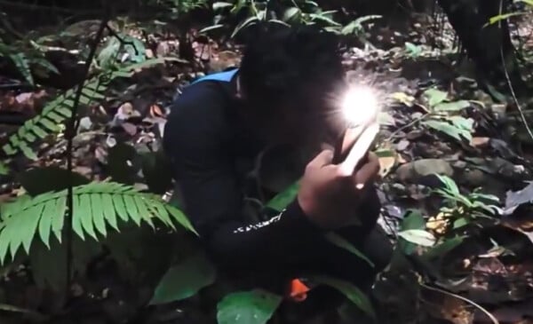 ΣΚ - Η συγκινητική στιγμή που ερευνητής ανακαλύπτει σπάνιο λουλούδι μετά από 13 χρόνια αναζήτησης