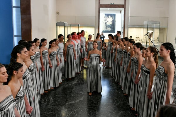 Μια τελετή αλλιώτικη: Η Ολυμπιακή Φλόγα άναψε μέσα στο μουσείο της Ολυμπίας