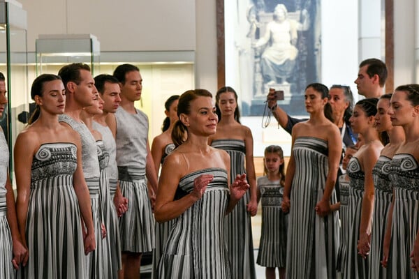 Μια τελετή αλλιώτικη: Η Ολυμπιακή Φλόγα άναψε μέσα στο μουσείο της Ολυμπίας