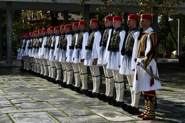 Μια τελετή αλλιώτικη: Η Ολυμπιακή Φλόγα άναψε μέσα στο μουσείο της Ολυμπίας