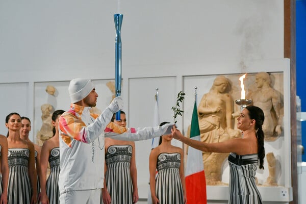 Μια τελετή αλλιώτικη: Η Ολυμπιακή Φλόγα άναψε μέσα στο μουσείο της Ολυμπίας