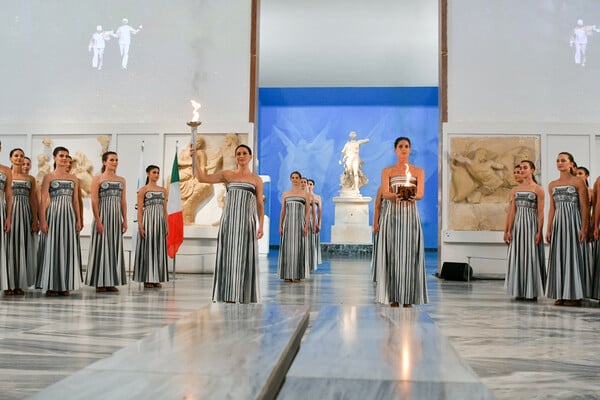 Μια τελετή αλλιώτικη: Η Ολυμπιακή Φλόγα άναψε μέσα στο μουσείο της Ολυμπίας