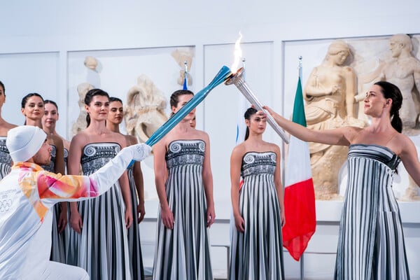 Μια τελετή αλλιώτικη: Η Ολυμπιακή Φλόγα άναψε μέσα στο μουσείο της Ολυμπίας
