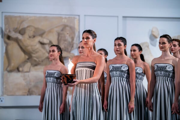 Μια τελετή αλλιώτικη: Η Ολυμπιακή Φλόγα άναψε μέσα στο μουσείο της Ολυμπίας