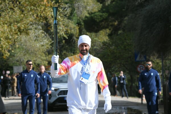 Μια τελετή αλλιώτικη: Η Ολυμπιακή Φλόγα άναψε μέσα στο μουσείο της Ολυμπίας