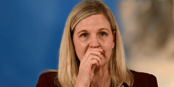 Συγκινητική στιγμή στην Αρχαία Ολυμπία: Λύγισε η πρόεδρος της ΔΟΕ στην αφή της Ολυμπιακής Φλόγας