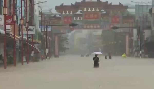 «Mια φορά στα 300 χρόνια»: Ιστορική κακοκαιρία πλήττει την Ταϊλάνδη - Εκτεταμένες πλημμύρες στη χώρα