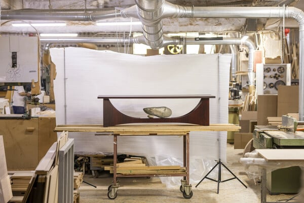 Μια επιπλοποιία ενός και πλέον αιώνα συνδέεται με τη σύγχρονη τέχνη 