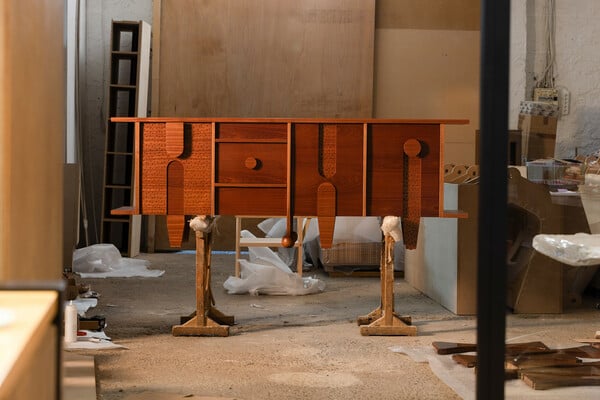 Μια επιπλοποιία ενός και πλέον αιώνα συνδέεται με τη σύγχρονη τέχνη 