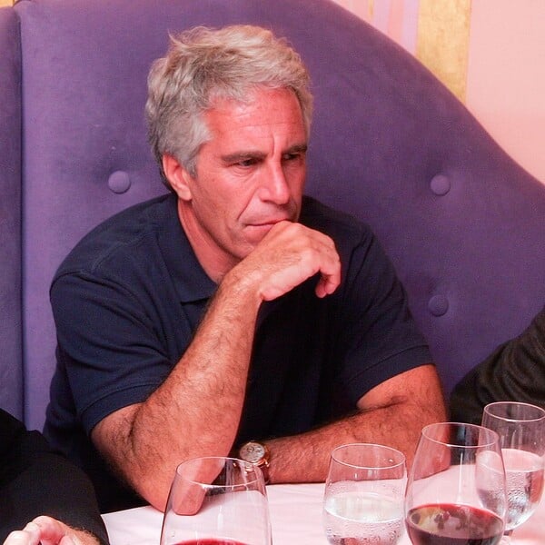 Οι διανοούμενοι που «κανονικοποίησαν» τον Epstein και οι διάλογοι με τον Chomsky για την Ελλάδα και το ευρώ.