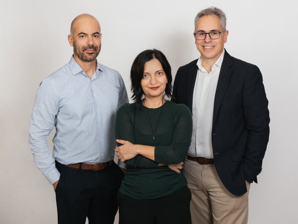 HIV στην Ελλάδα 2025: Όσα ξέρουμε, όσα φοβόμαστε, όσα πρέπει επιτέλους να αλλάξουν