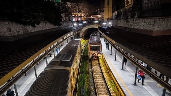 ΗΣΑΠ: Ακινητοποιημένος συρμός μεταξύ Καλλιθέας και Ταύρου – Δύο άτομα έπεσαν στις ράγες