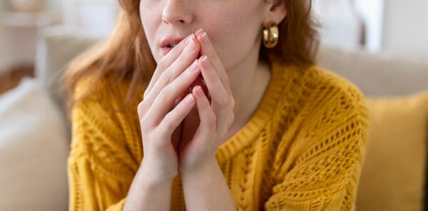 Λόξιγκας: Τι τον προκαλεί, πώς σταματά και πότε πρέπει να πάμε στον γιατρό;