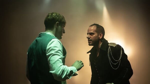 17 παραστάσεις που παίζουν Δευτερότριτα στις αθηναϊκές σκηνές τώρα