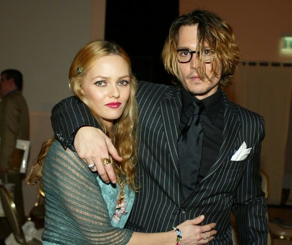 Ο Τζόνι Ντεπ μιλά για τη σχέση του με τη Βανέσα Παραντί