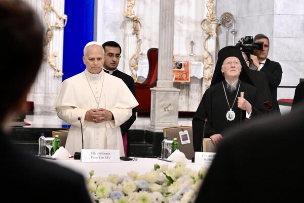 Στο Φανάρι ο Πάπας Λέων – Ιστορική συνάντηση με τον Οικουμενικό Πατριάρχη Βαρθολομαίο