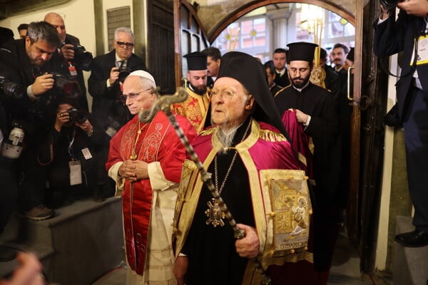 Υπεγράφη η Κοινή Δήλωση Πάπα Λέοντος και Πατριάρχη Βαρθολομαίου στο Φανάρι